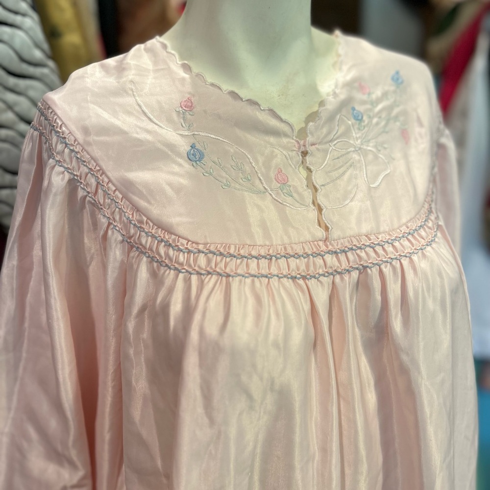Dainty Sweet Vintage Nightgown - Picture 5 of 13
